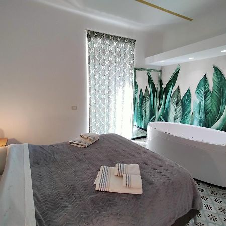 Sonnino Suite Jacuzzi Apartment Барі Екстер'єр фото